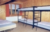 Une chambre avec des lits à étages
